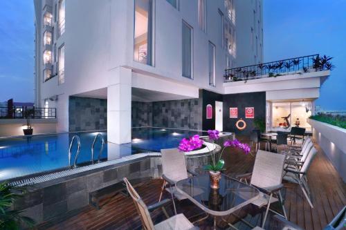 Swimming pool, favehotel Palembang in Palembang Swimming pool, favehotel Palembang in Palembang