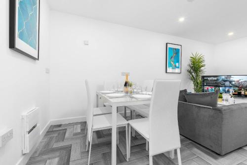 Facilities, 5 Bedroom House - 10 Guests - Multiple off Street Parking - Garden - Smart TV - WIFI - Contractors - in Smethwick Facilities, 5 Bedroom House - 10 Guests - Multiple off Street Parking - Garden - Smart TV - WIFI - Contractors - in Smethwick