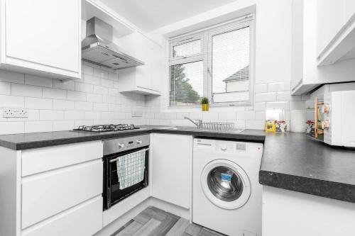 5 Bedroom House - 10 Guests - Multiple off Street Parking - Garden - Smart TV - WIFI - Contractors - in Smethwick 5 Bedroom House - 10 Guests - Multiple off Street Parking - Garden - Smart TV - WIFI - Contractors - in Smethwick