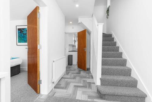 Facilities, 5 Bedroom House - 10 Guests - Multiple off Street Parking - Garden - Smart TV - WIFI - Contractors - in Smethwick Facilities, 5 Bedroom House - 10 Guests - Multiple off Street Parking - Garden - Smart TV - WIFI - Contractors - in Smethwick