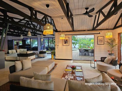Lobby, Turtle Bay Lodge in Luganville Lobby, Turtle Bay Lodge in Luganville
