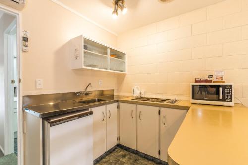 Kitchen, Judges Pool Motel in Turangi Kitchen, Judges Pool Motel in Turangi