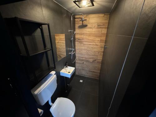 ห้องน้ำ, Modern guest house. in บูนเดอร์มาร์เกอร์ ห้องน้ำ, Modern guest house. in บูนเดอร์มาร์เกอร์