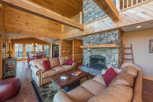 Blue Ridge Bliss Gorgeous home with hot tub & stunning views in 威弗維爾 (NC) Blue Ridge Bliss Gorgeous home with hot tub & stunning views in 威弗維爾 (NC)