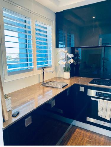 Chic Rose Bay Pad with HUGE outdoor sunny balcony in Rose Bay Chic Rose Bay Pad with HUGE outdoor sunny balcony in Rose Bay
