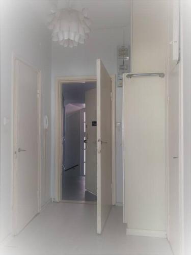 Entrance, Moderni siisti Studio koti jossa modernit kalusteet in Meilahti Entrance, Moderni siisti Studio koti jossa modernit kalusteet in Meilahti