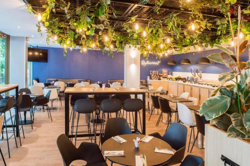 Food and beverages, Holiday Inn Express Paris-Canal De La Villette By IHG in 19th - Buttes-Chaumont Food and beverages, Holiday Inn Express Paris-Canal De La Villette By IHG in 19th - Buttes-Chaumont