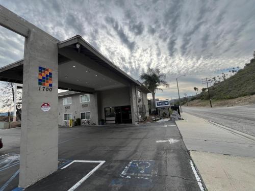 A szálláshely kívülről, Travelodge by Wyndham Fairplex Pomona in Pomona (Kalifornia) A szálláshely kívülről, Travelodge by Wyndham Fairplex Pomona in Pomona (Kalifornia)