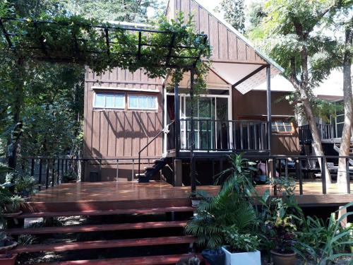 Exterior view, Khum Charoen Homestay in Sankhaburi Exterior view, Khum Charoen Homestay in Sankhaburi
