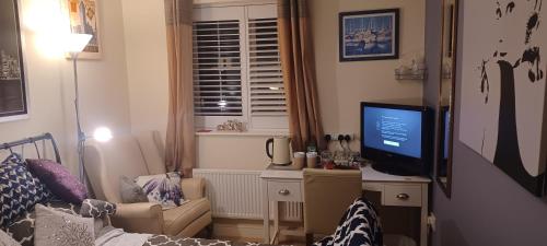 Vistas, Aylesbury Lovely Double and Single Bedroom with Guest only Bathroom in Aylesbury Vistas, Aylesbury Lovely Double and Single Bedroom with Guest only Bathroom in Aylesbury