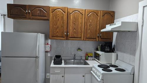 مطبخ, Private, Spacious & Comfy 1 bedroom Entire Suite With Separate Entry & Free Parking in Randolph مطبخ, Private, Spacious & Comfy 1 bedroom Entire Suite With Separate Entry & Free Parking in Randolph