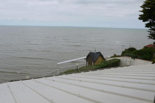 APPARTEMENT EN PLEIN FRONT DE MER : HOUAT in La Bernerie-En-Retz APPARTEMENT EN PLEIN FRONT DE MER : HOUAT in La Bernerie-En-Retz