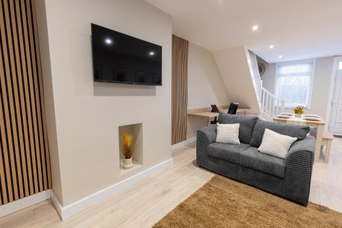 Pusat bisnis, 'Weston House' Newly Renovated Family and Workspace Business Cosy Home in Runcorn, Cheshire ENTIRE H in Runcorn Pusat bisnis, 'Weston House' Newly Renovated Family and Workspace Business Cosy Home in Runcorn, Cheshire ENTIRE H in Runcorn