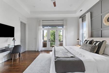 The Maple House - Huge Backyard & Mins to Broadway