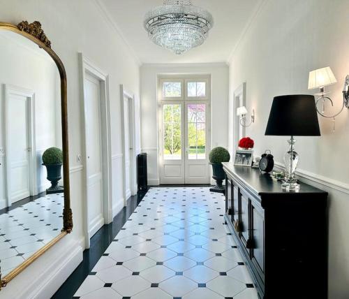 Lobby, La Chambre "Rose" d'Hauterive in Villeneuve-sur-Lot Lobby, La Chambre "Rose" d'Hauterive in Villeneuve-sur-Lot
