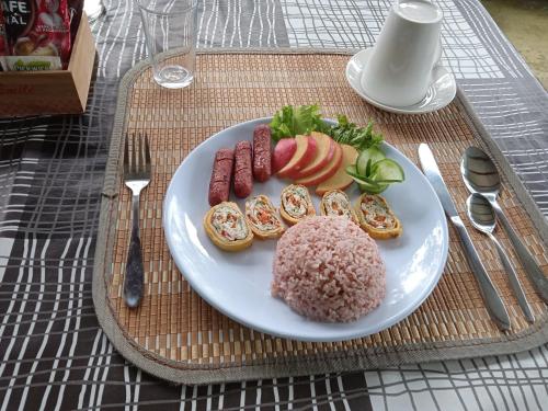 Affordable bedspacer good for 8 with breakfast in คลาริน Affordable bedspacer good for 8 with breakfast in คลาริน