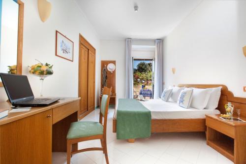 Hotel Piccolo Paradiso in มัซซา ลูเบรนเซ Hotel Piccolo Paradiso in มัซซา ลูเบรนเซ