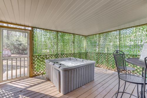 Pet-Friendly Birmingham Cottage with Private Hot Tub near Birmingham-Shuttlesworth nemzetközi repülőtér Pet-Friendly Birmingham Cottage with Private Hot Tub near Birmingham-Shuttlesworth nemzetközi repülőtér