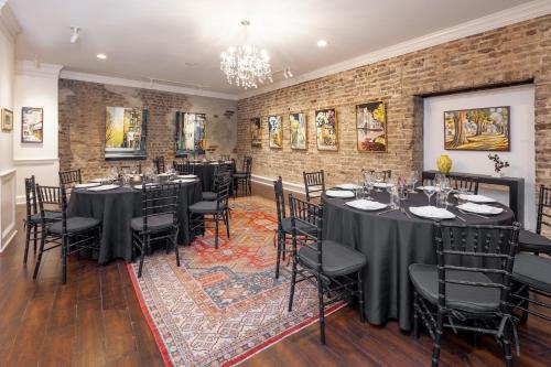 Banquet hall, The Vendue, Downtown Art Hotel in Charleston (SC) Banquet hall, The Vendue, Downtown Art Hotel in Charleston (SC)