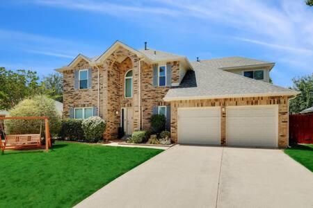 Luxury Escape Home with pool spa game room in Flower Mound Luxury Escape Home with pool spa game room in Flower Mound