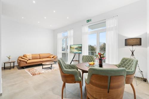 Shared lounge/TV area, Premium SmartApart Julia Zentral und Modern mit Smarthome in Tettnang Shared lounge/TV area, Premium SmartApart Julia Zentral und Modern mit Smarthome in Tettnang