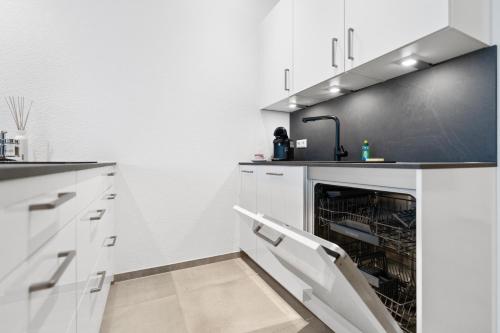 Kitchen, Premium SmartApart Julia Zentral und Modern mit Smarthome in Tettnang Kitchen, Premium SmartApart Julia Zentral und Modern mit Smarthome in Tettnang