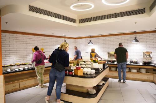 Restaurant, Holiday Inn Express And Suites Jaipur Gopalpura By IHG in Jaipur Restaurant, Holiday Inn Express And Suites Jaipur Gopalpura By IHG in Jaipur