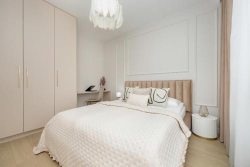 Stylish Apartment with Balcony 7th Floor by Noclegi Renters