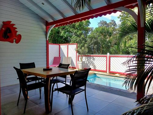 Ban công/sân hiên, Caraïbes Cottage Grenat piscine privée 900m de Grande anse (Caraibes Cottage Grenat piscine privee 900m de Grande anse) in Deshaies Ban công/sân hiên, Caraïbes Cottage Grenat piscine privée 900m de Grande anse (Caraibes Cottage Grenat piscine privee 900m de Grande anse) in Deshaies