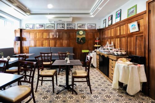 Logis Hotel d'Angleterre in Saint-Calais Logis Hotel d'Angleterre in Saint-Calais