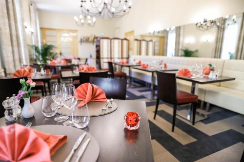 Logis Hotel d'Angleterre in Saint-Calais Logis Hotel d'Angleterre in Saint-Calais