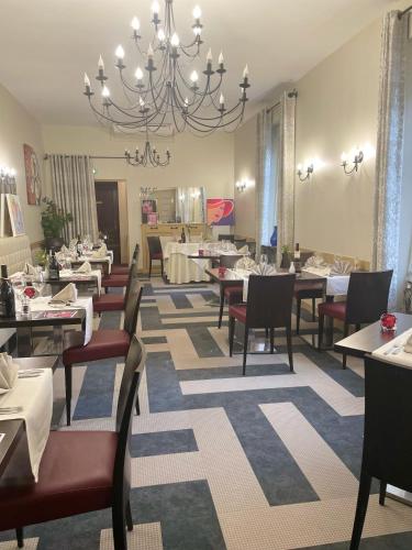 Logis Hotel d'Angleterre in Saint-Calais Logis Hotel d'Angleterre in Saint-Calais