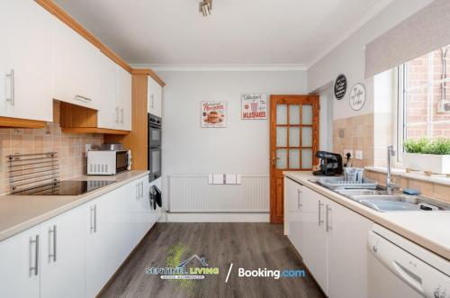 Konyha, Ascot 4BR Perfect Summer Home by Sentinel Living Short Lets & Serviced Accommodation With Free Parki in Ascot Konyha, Ascot 4BR Perfect Summer Home by Sentinel Living Short Lets & Serviced Accommodation With Free Parki in Ascot