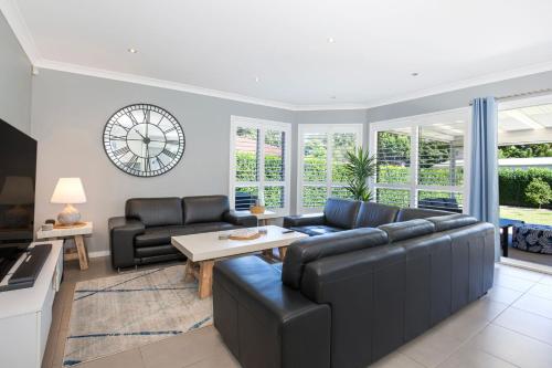 Bluewater Jervis Bay - Pet Friendly Luxury with Spa - 5 Mins Walk to Beach in Callala Beach Bluewater Jervis Bay - Pet Friendly Luxury with Spa - 5 Mins Walk to Beach in Callala Beach