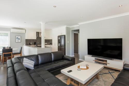 Bluewater Jervis Bay - Pet Friendly Luxury with Spa - 5 Mins Walk to Beach in Callala Beach Bluewater Jervis Bay - Pet Friendly Luxury with Spa - 5 Mins Walk to Beach in Callala Beach