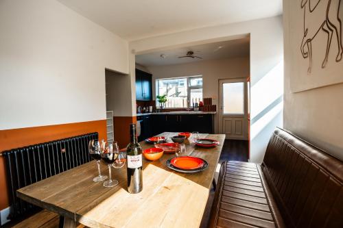 Stay with airhgt at 3 bedroom house near The Stray in High Harrogate Stay with airhgt at 3 bedroom house near The Stray in High Harrogate