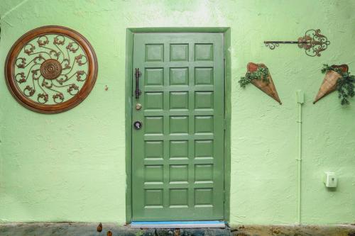 A szálláshely kívülről, Miami Tiny Vintage Cottage in Hialeah (Florida) A szálláshely kívülről, Miami Tiny Vintage Cottage in Hialeah (Florida)