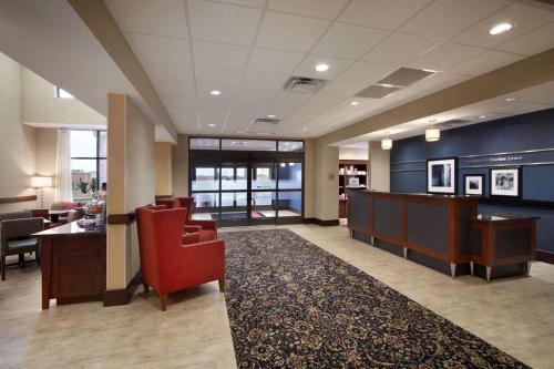 Лобби, Hampton Inn & Suites Charles Town in Чарльз Таун (Западная Виргиния) Лобби, Hampton Inn & Suites Charles Town in Чарльз Таун (Западная Виргиния)