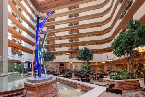 לובי, Embassy Suites by Hilton Loveland Conference Center in לבלנד(סי או) לובי, Embassy Suites by Hilton Loveland Conference Center in לבלנד(סי או)