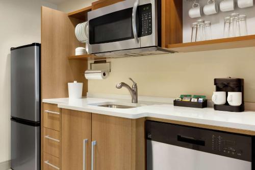 مطبخ, Home2 Suites by Hilton New Brunswick in New Brunswick مطبخ, Home2 Suites by Hilton New Brunswick in New Brunswick