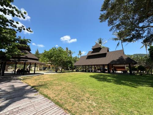 Garden, Beach Bungalow at Lanta Resort in Koh Lanta Garden, Beach Bungalow at Lanta Resort in Koh Lanta