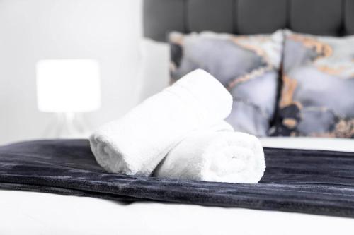 Stylish Apartment - 2 Bedrooms - Balcony - Parking - Netflix - Wifi - 7MC