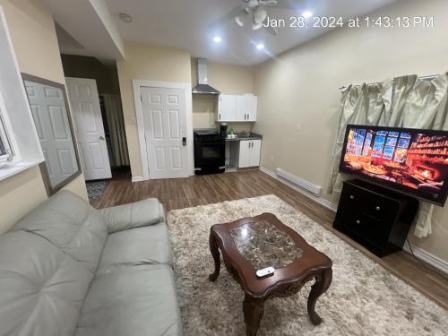 Közös társalgó / TV, Queen Bed Apartment with Seamless Living & Kitchen in King City (ON) Közös társalgó / TV, Queen Bed Apartment with Seamless Living & Kitchen in King City (ON)