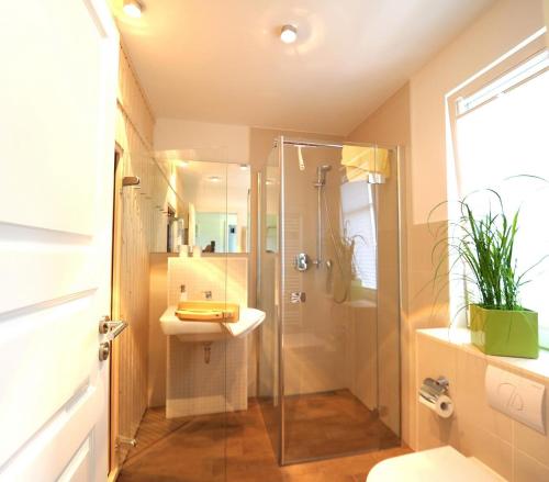 Bathroom, Godehus 6, exquisites Ferienhaus fur 6 Personen in Zingst in Zingst Bathroom, Godehus 6, exquisites Ferienhaus fur 6 Personen in Zingst in Zingst