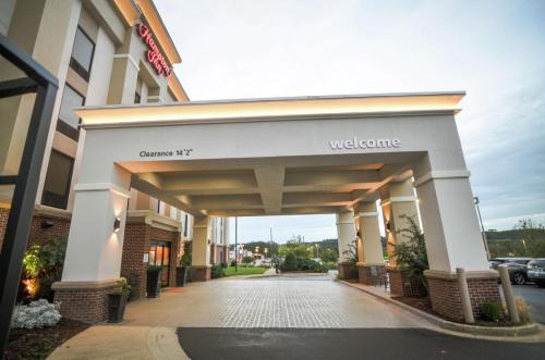 Hotellet från utsidan, Hampton Inn Fort Payne in Fort Payne (AL) Hotellet från utsidan, Hampton Inn Fort Payne in Fort Payne (AL)