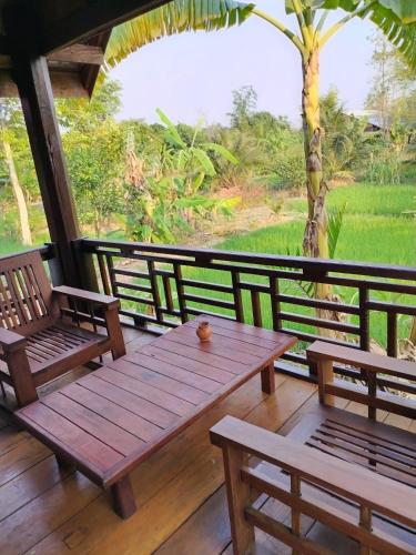 Balcony/terrace, BOLAVEN GARDEN Bungalow and tent - Tad Lo in Beng Balcony/terrace, BOLAVEN GARDEN Bungalow and tent - Tad Lo in Beng