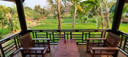 Balcony/terrace, BOLAVEN GARDEN Bungalow and tent - Tad Lo in Beng Balcony/terrace, BOLAVEN GARDEN Bungalow and tent - Tad Lo in Beng