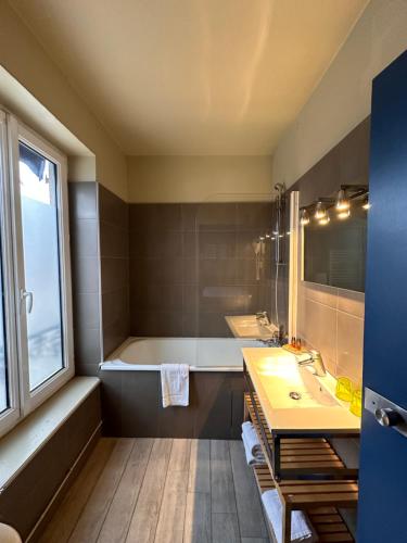 Bathroom, Hotel-Spa-Piscine Le Petit Castel Beuzeville-Honfleur in Beuzeville Bathroom, Hotel-Spa-Piscine Le Petit Castel Beuzeville-Honfleur in Beuzeville