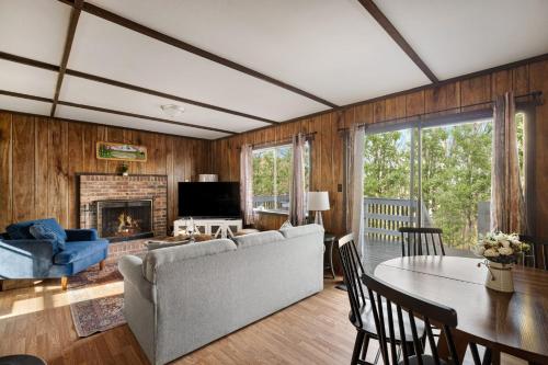 Secluded w Fireplace, Deck, Fire Pit, Grill & WiFi in New Market (VA) Secluded w Fireplace, Deck, Fire Pit, Grill & WiFi in New Market (VA)