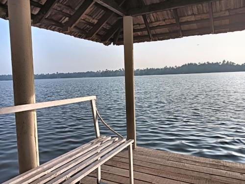 King Room with Lake View image 7